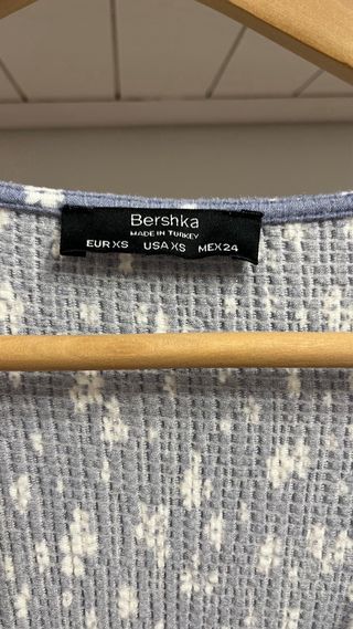Top Bershka azul flores blancas