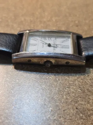 Reloj de pulsera plateado y negro