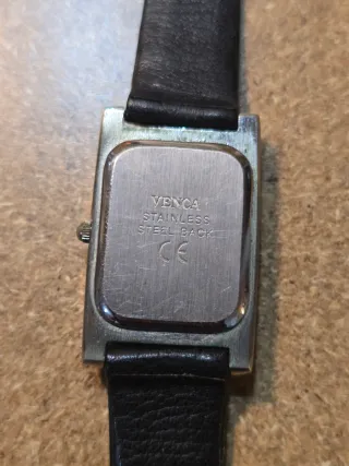 Reloj de pulsera plateado y negro