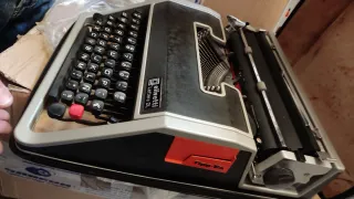 Máquina de escribir Olivetti Lettera DL