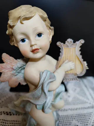 Figura de ángel con lira