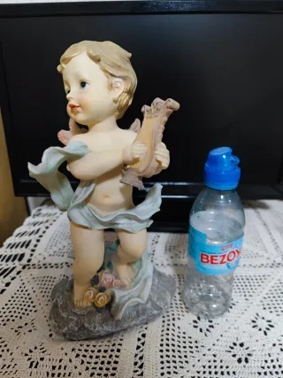Figura de ángel con lira