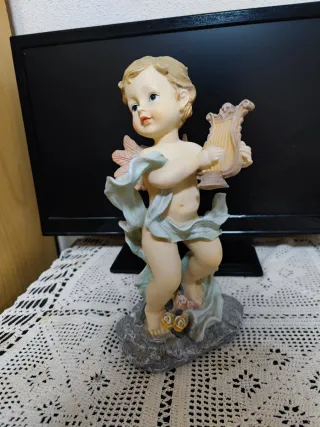 Figura de ángel con lira