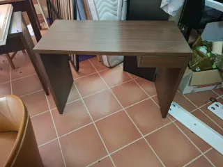 Escritorio marrón con cajón