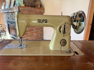 Máquina de coser Alfa antigua