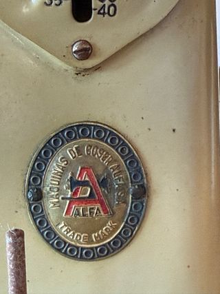 Máquina de coser Alfa antigua