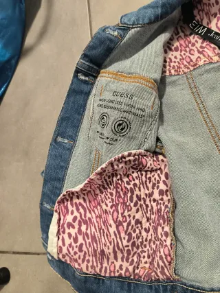 Chaqueta Vaquera Guess Azul con Forro Rosa
