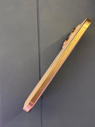 iPhone 16 Pro Dorado/Rosa