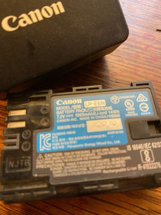 Bateria y cargador Canon LPe6n fotos