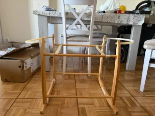 Moisés de mimbre con soporte