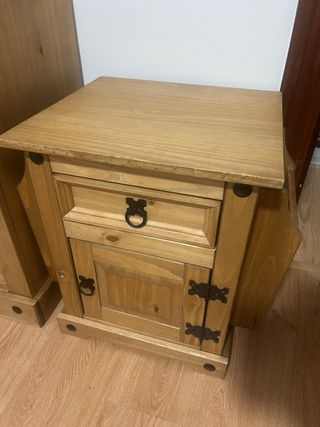 Mesa de noche de madera