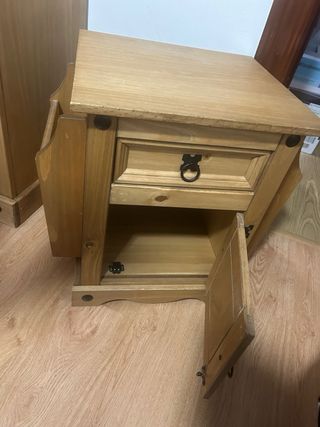 Mesa de noche de madera