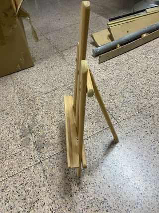 Lote de Caballetes de madera para mesa con lienzos