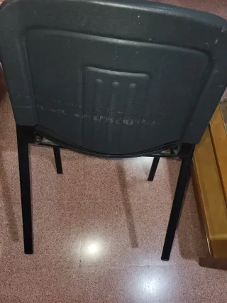 Silla de oficina negra con brazos