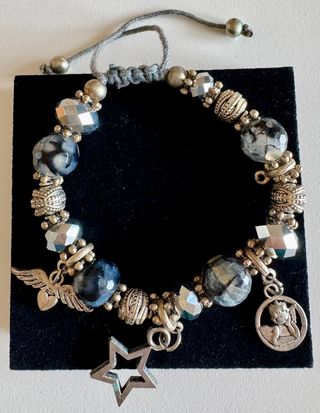 Bracciale con pietre dure e pendenti con angeli