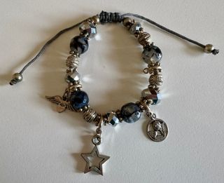 Bracciale con pietre dure e pendenti con angeli