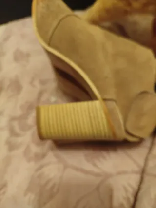 Sandalias tacón peep toe ante beige