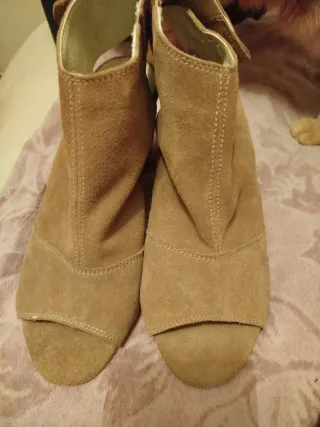 Sandalias tacón peep toe ante beige