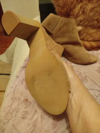 Sandalias tacón peep toe ante beige