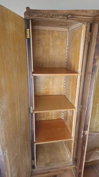 Armario, cómoda, mesita de noche antigua de madera