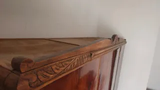 Armario, cómoda, mesita de noche antigua de madera