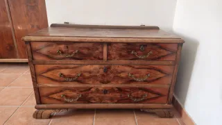 Armario, cómoda, mesita de noche antigua de madera