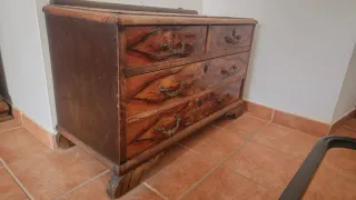 Armario, cómoda, mesita de noche antigua de madera