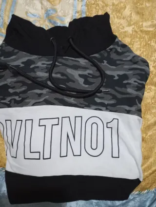 Camiseta con capucha inside