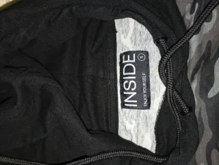 Camiseta con capucha inside