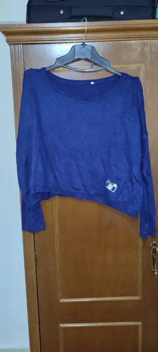 Jersey negro peludo, jersey blanco cuello alto