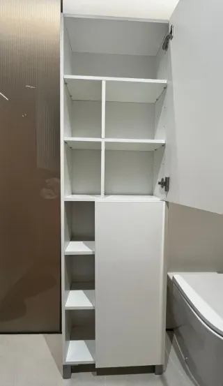 Estantería blanca con baldas