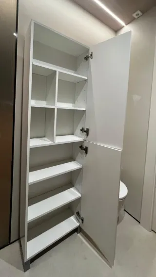 Estantería blanca con baldas