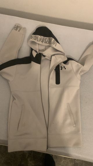 Chaqueta Under Armour Beige y Negra