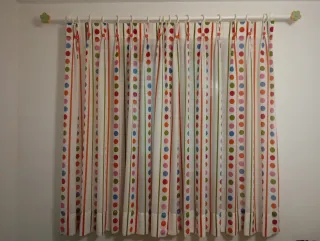 Cortina de tela multicolor con rayas y puntos