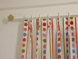 Cortina de tela multicolor con rayas y puntos