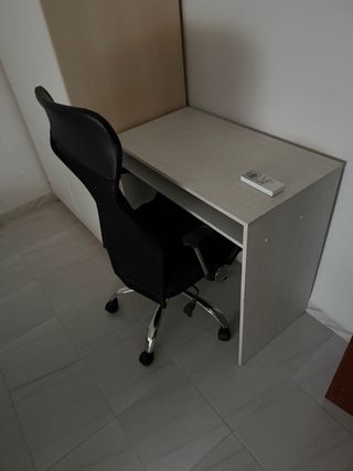 Escritorio beige con silla de oficina