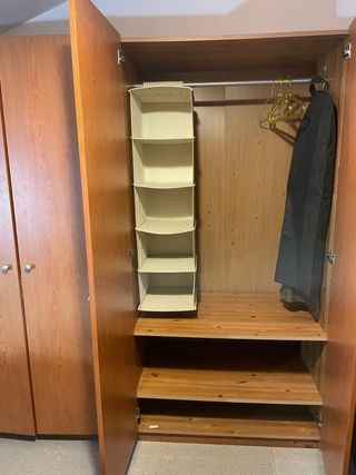 Armario de madera marrón