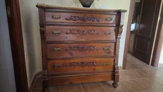 Cómoda antigua rústica de madera y mármol.