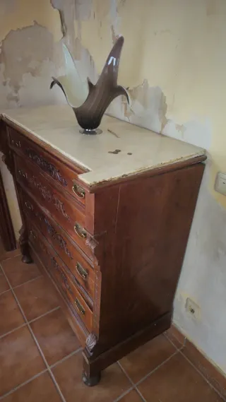 Cómoda antigua rústica de madera y mármol.