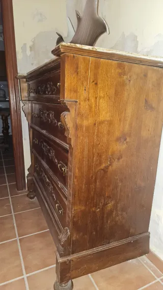 Cómoda antigua rústica de madera y mármol.