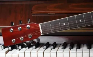 Profesor, clases de guitarra y piano