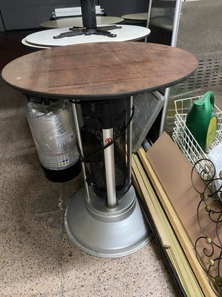 Lote 5 mesas redondas y estufa de propano