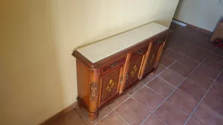 Mueble de madera. Recibidor con tapa de mármol