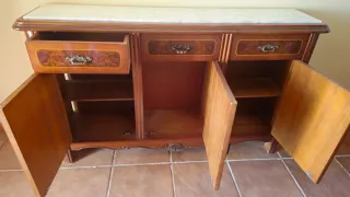 Mueble de madera. Recibidor con tapa de mármol