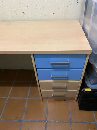 Escritorio con cajonera