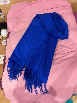 Bufanda azul con flecos