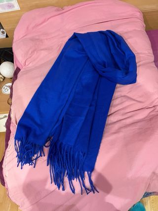 Bufanda azul con flecos