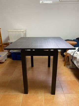 Mesa extensible de madera oscura