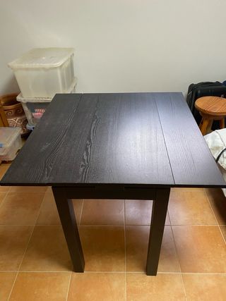Mesa extensible de madera oscura