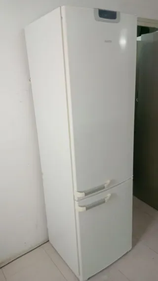 Nevera blanca con congelador